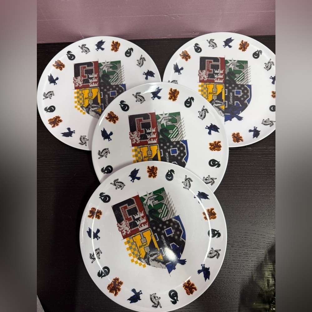 Harry Potter Hogwarts Crest Melamine 10 inch Dining Plates Set of 4